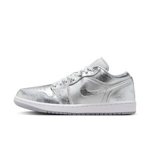 Jordan 1 Low SE
Metallic Silver (Women's) size 5.5
